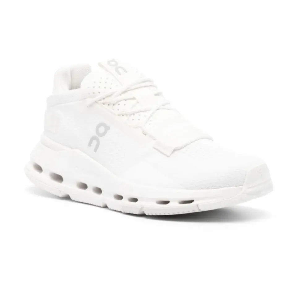 Białe płaskie buty z bocznym logo