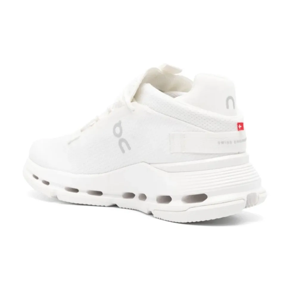 Białe płaskie buty z bocznym logo