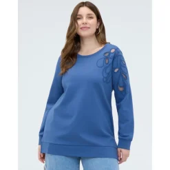 Bluza z haftem kwiatowym i wycięciem na ramieniu