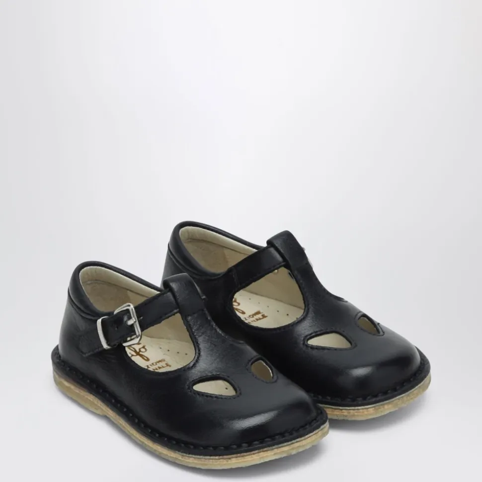 Buty z klamrą