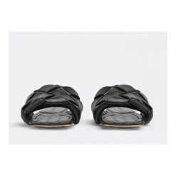 Czarna skórzana sandał z rurkowym wzorem